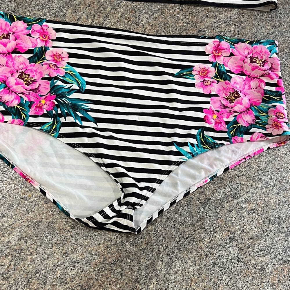 Torrid Black and White Striped Floral Swimsuit 5x top and 4x bottoms - Picture 2 of 13